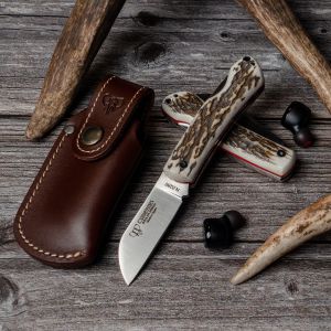 Navaja Cudeman 386-CVF con hoja de acero Böhler N-690Co de 7 cm y empuñadura de asta de ciervo con separadores rojos y funda incluida