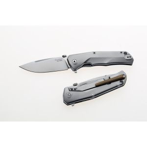 Navaja italiana LIONSTEEL TRE BR con hoja de acero M390 de 7,4 cm y empuñadura de titanio 6AI4V gris y clip marrón